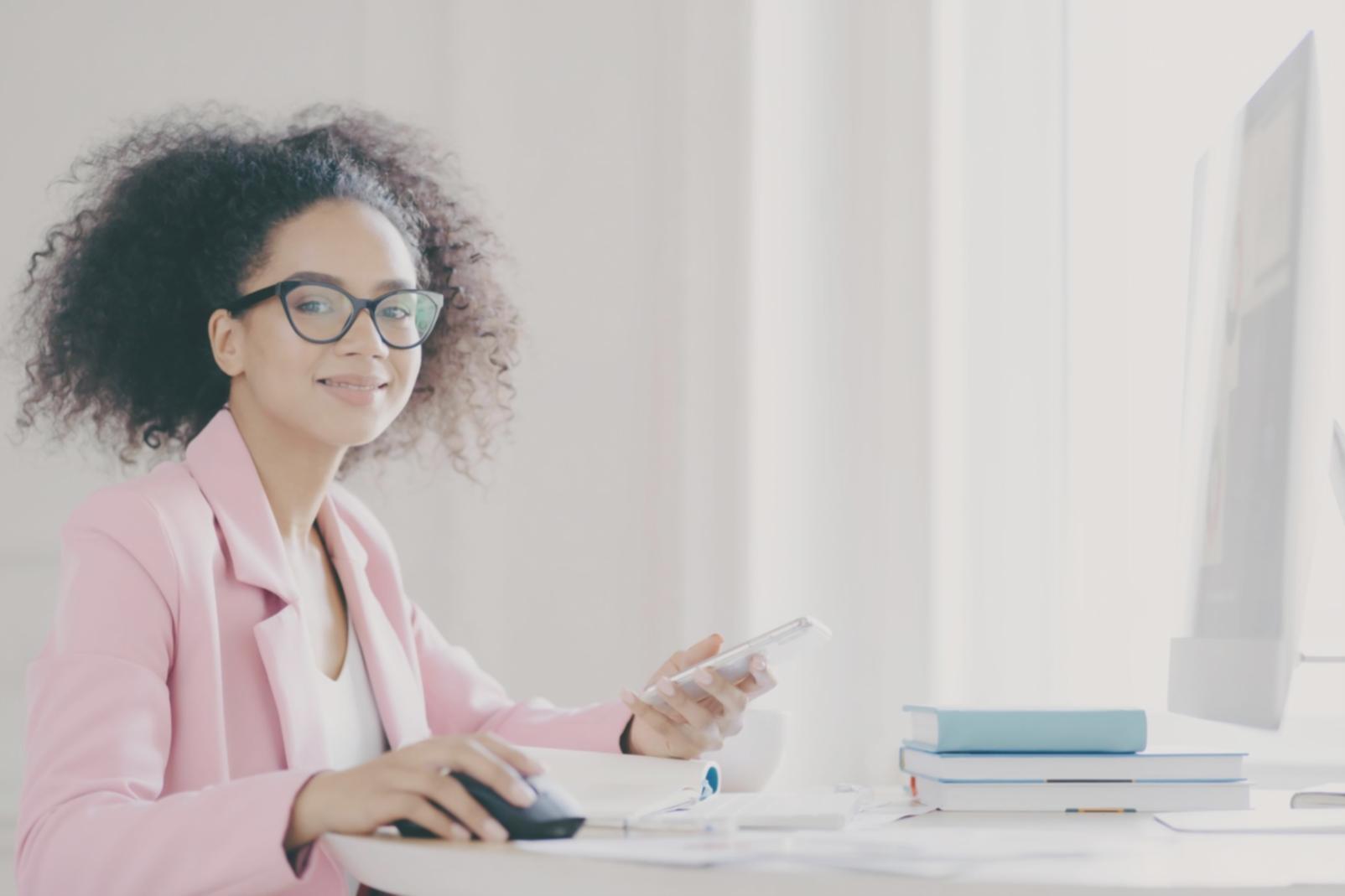 Espace de travail organisé avec matériel informatique et documentation